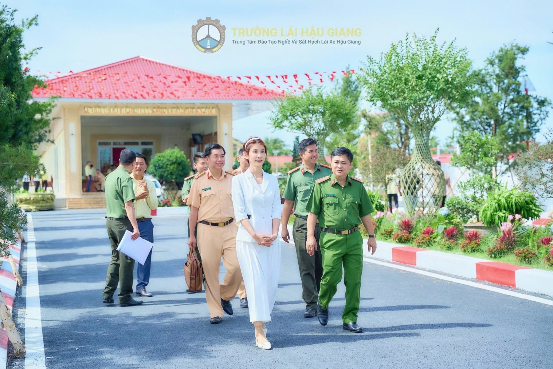 //truonglaihaugiang.superweb.xyz/files/images/Ha%20%26%20Chu%207.jpg?v=1.0